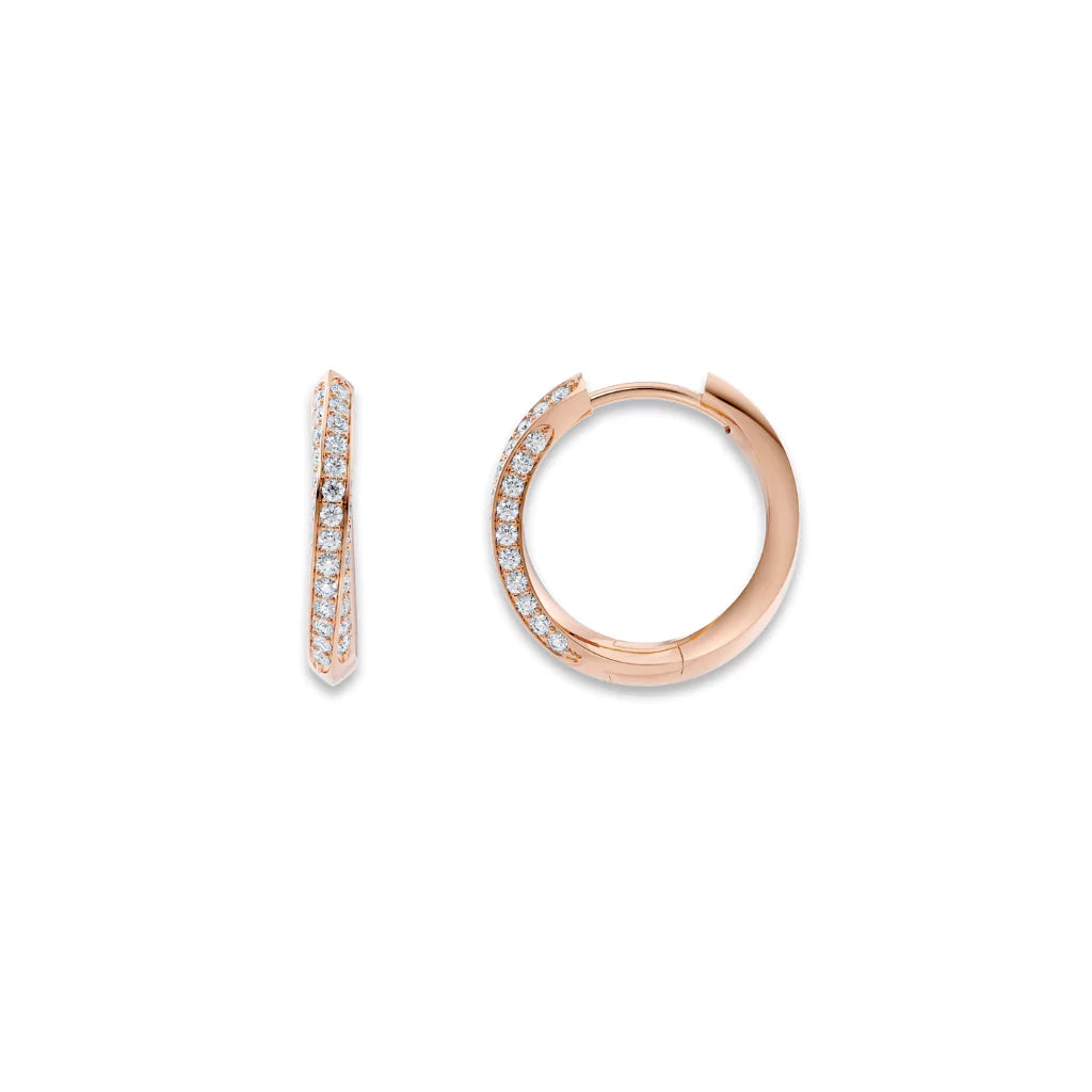 Øreringer i roségull med tre rader lab-diamanter – vises fra for- og sidevinkel.