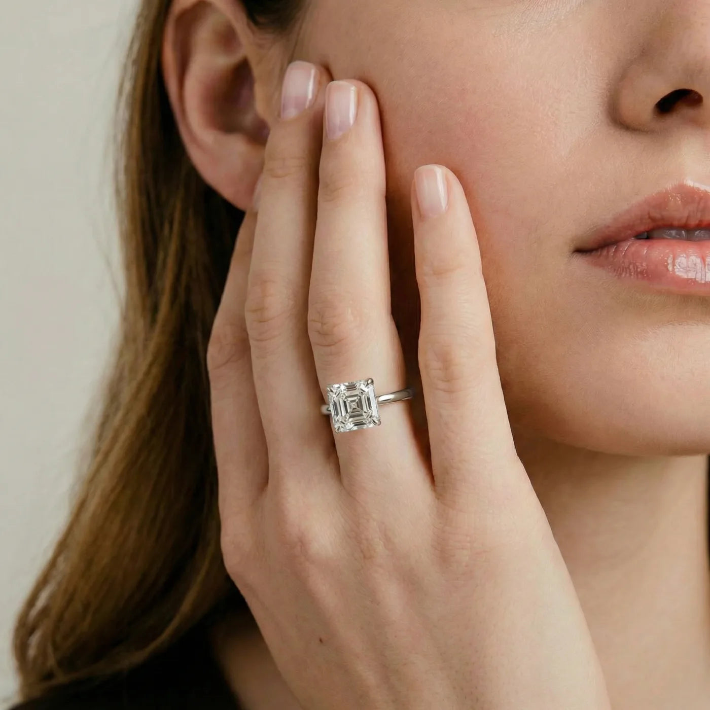 2 carat Asscher cut diamantring i hvitt gull med lab diamant vist på modell i naturlig lys