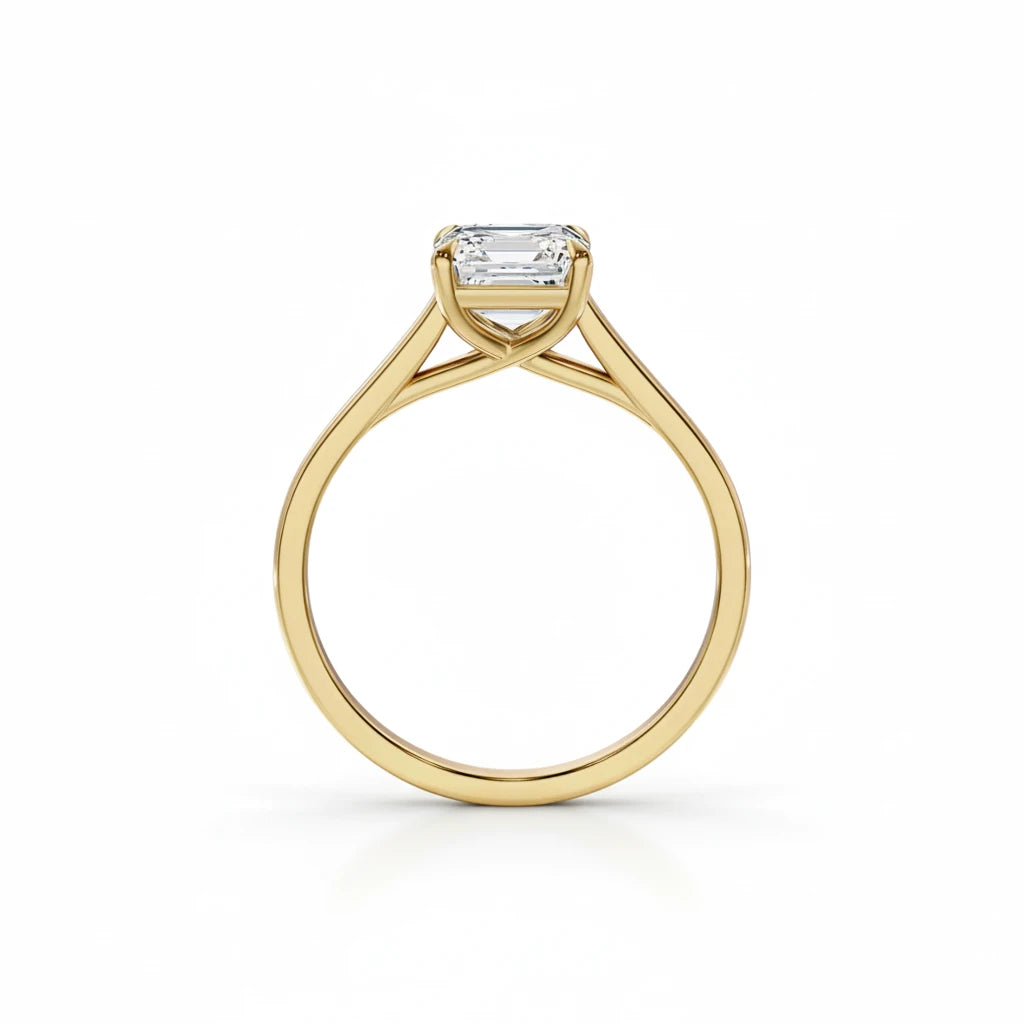 Bakside av diamantring i gult gull med Asscher cut diamant 1,00 ct