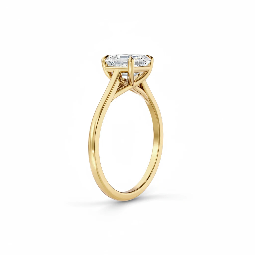 Diamantring i gult gull sett fra skrå vinkel med Asscher cut diamant 2,00 ct
