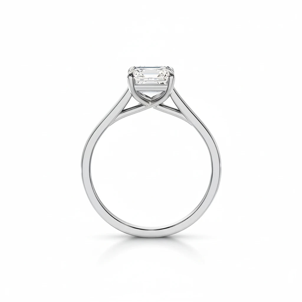 Bakside av diamantring i hvitt gull med Asscher cut diamant 1,00 ct