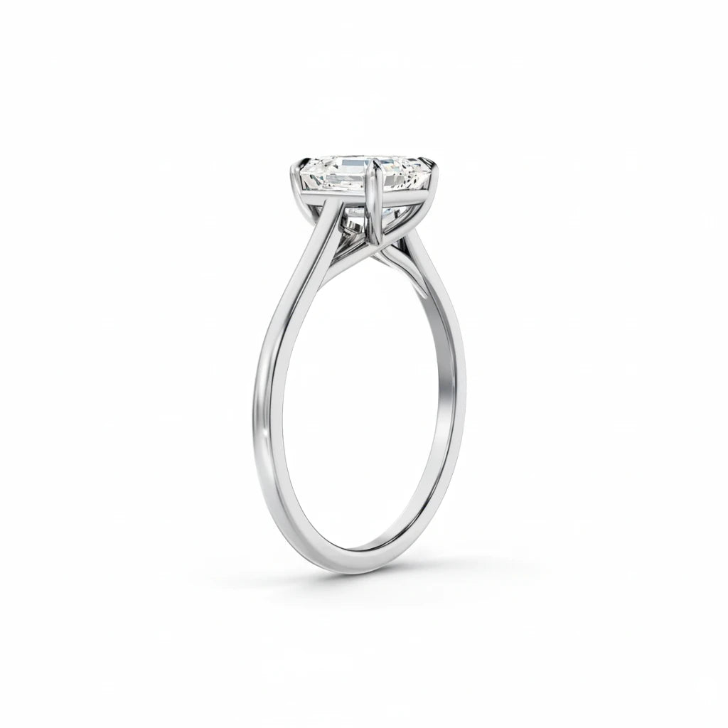 Diamantring i hvitt gull sett fra skrå vinkel med Asscher cut diamant 2,00 ct
