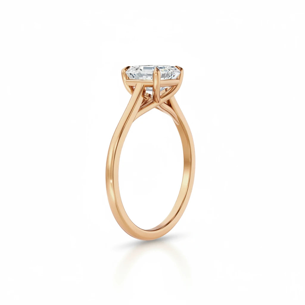 Diamantring i roségull sett fra skrå vinkel med Asscher cut diamant 1,00 ct