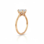 Diamantring i roségull sett fra skrå vinkel med Asscher cut diamant 1,00 ct