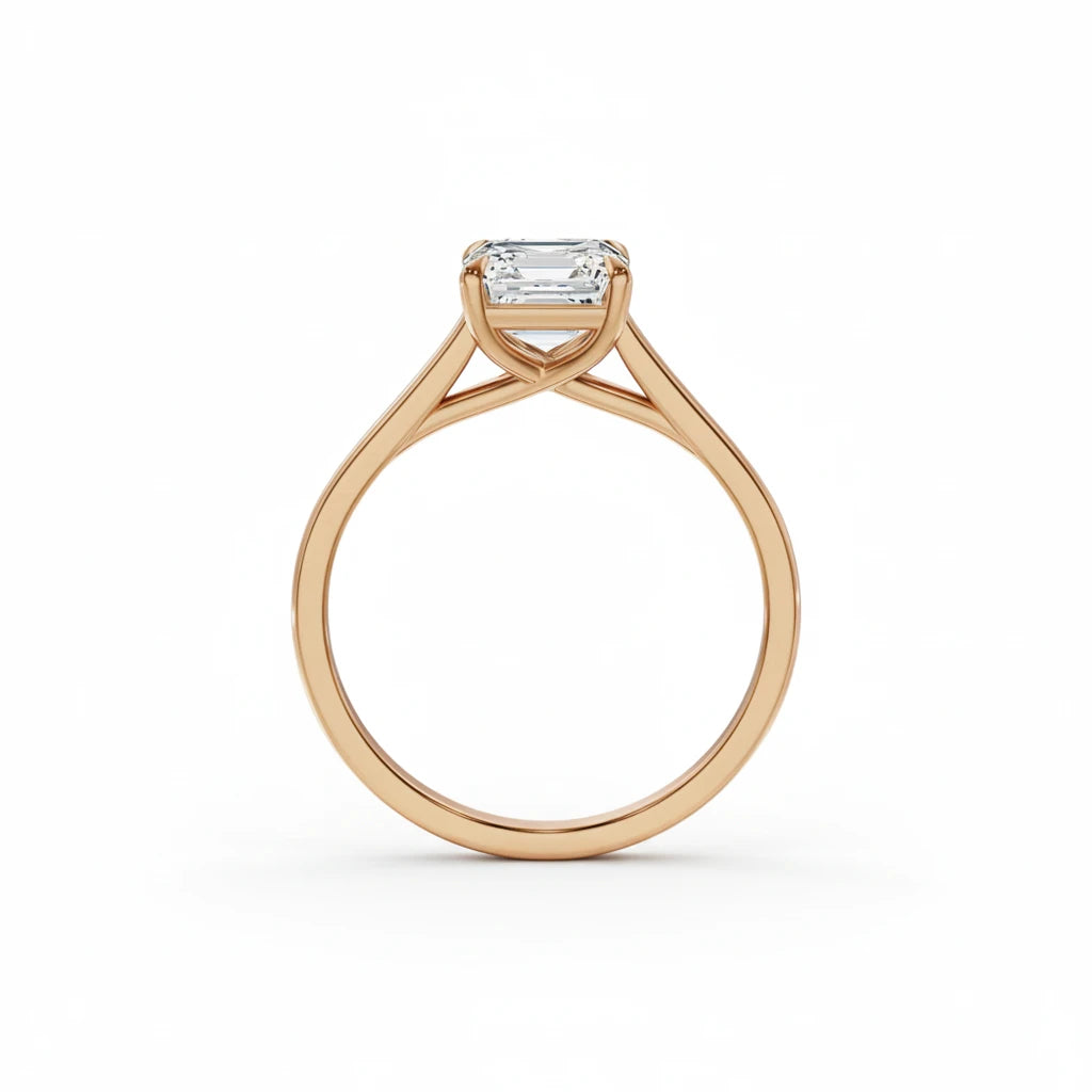 Bakside av diamantring i roségull med Asscher cut diamant 1,00 ct