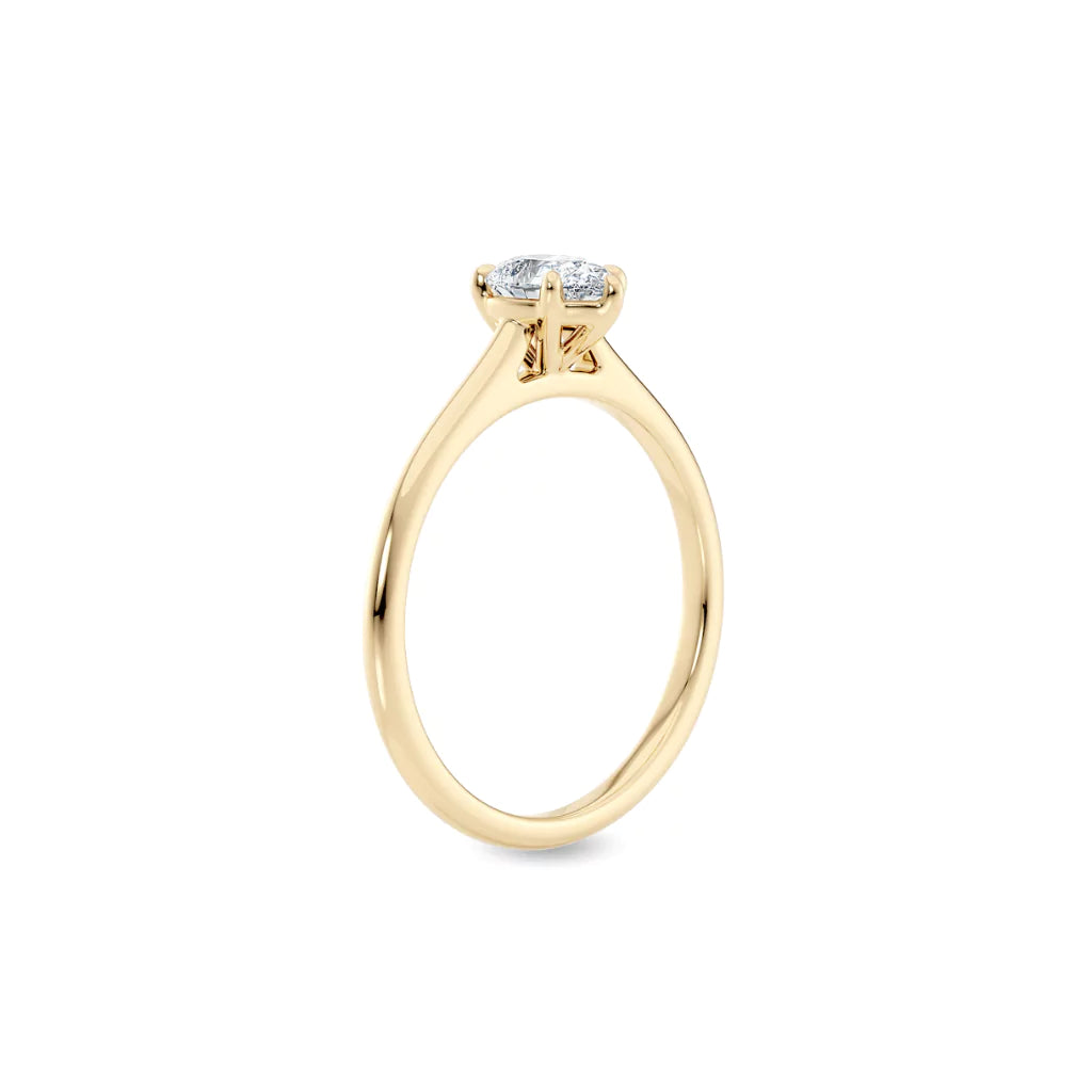 Diamantring dråpe gult gull 0,50 ct lab diamant, vist stående fra siden, designet av Hartwell.
