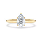 Diamantring dråpe gult gull 1 ct lab diamant, vist liggende forfra, designet av Hartwell.