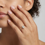 Diamantring i gult gull med 1 carat dråpe-formet lab diamant vist på modell i naturlig lys