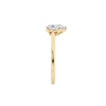 Diamantring dråpe gult gull 1 ct lab diamant, fokus på ringskinnen sett rett forfra, designet av Hartwell.
