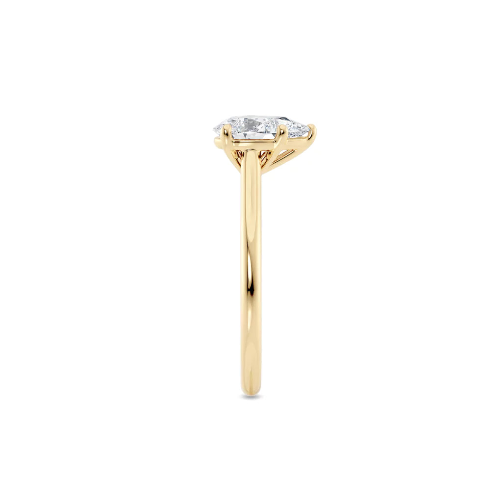 Diamantring dråpe gult gull 1 ct lab diamant, fokus på ringskinnen sett rett forfra, designet av Hartwell.

