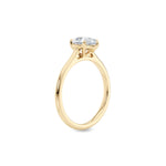 Diamantring dråpe gult gull 1 ct lab diamant, vist stående fra siden, designet av Hartwell.
