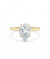 Diamantring dråpe gult gull 2 ct lab diamant, vist liggende forfra, designet av Hartwell.