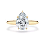 Diamantring dråpe gult gull 2 ct lab diamant, vist liggende forfra, designet av Hartwell.