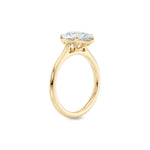 Diamantring dråpe gult gull 2 ct lab diamant, vist stående fra siden, designet av Hartwell.
