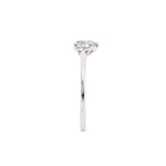 Diamantring dråpe hvitt gull 0,50 ct lab diamant, fokus på ringskinnen sett rett forfra, designet av Hartwell.