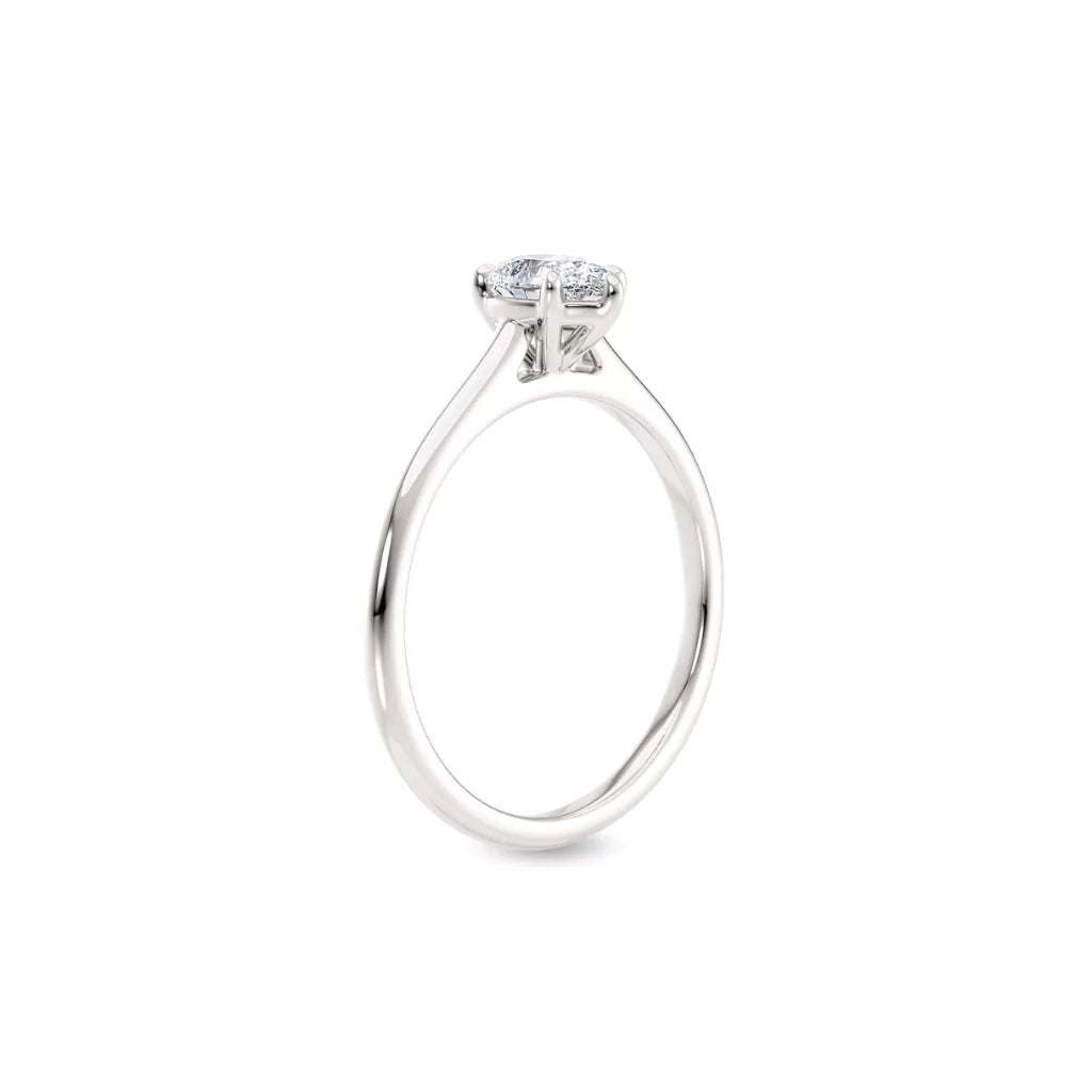 Diamantring dråpe hvitt gull 0,50 ct lab diamant, vist stående fra siden, designet av Hartwell.
