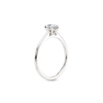 Diamantring dråpe hvitt gull 0,50 ct lab diamant, vist stående fra siden, designet av Hartwell.

