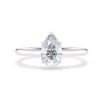 Diamantring dråpe hvitt gull 1 ct lab diamant, vist liggende forfra, designet av Hartwell.