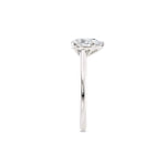 Diamantring dråpe hvitt gull 1 ct lab diamant, fokus på ringskinnen sett rett forfra, designet av Hartwell.
