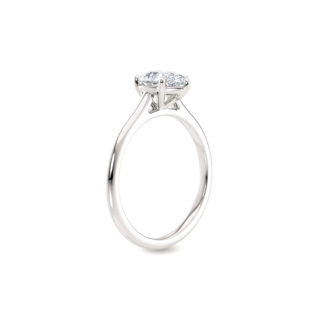 Diamantring dråpe hvitt gull 1 ct lab diamant, vist stående fra siden, designet av Hartwell.