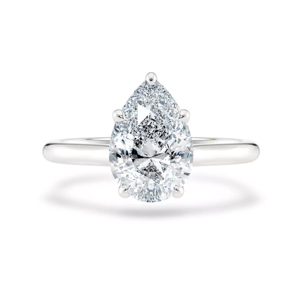 Diamantring dråpe hvitt gull 2 ct dråpeformet lab diamant, vist liggende forfra, designet av Hartwell.
