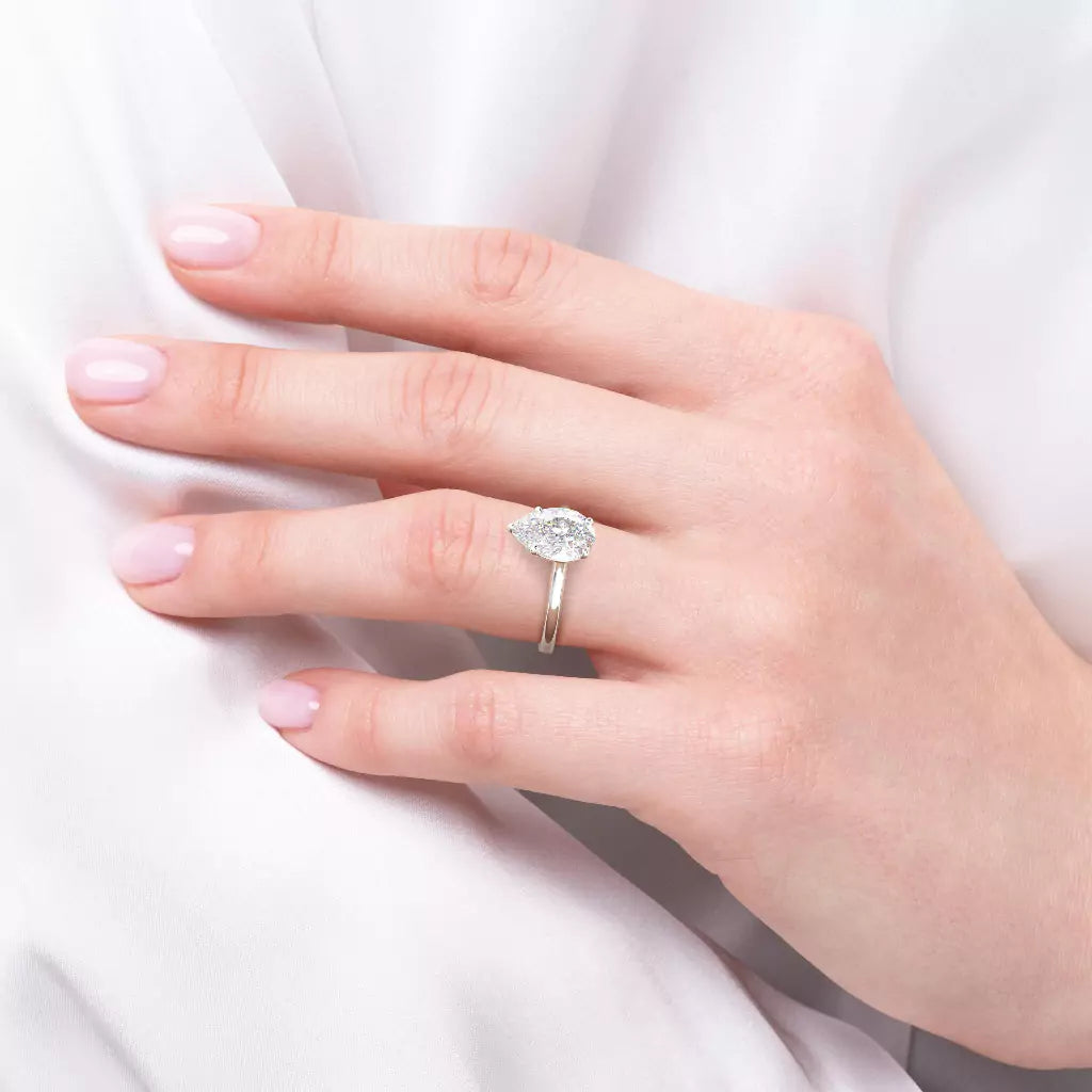 Diamantring dråpe hvitt gull, 2 ct dråpeformet lab diamant, vist på fingeren til en modell, designet av Hartwell.
