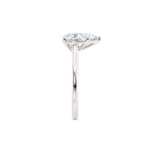 Diamantring dråpe hvitt gull 2 ct lab diamant, fokus på ringskinnen sett rett forfra, designet av Hartwell.