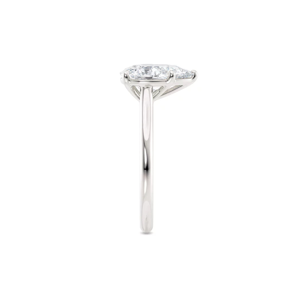 Diamantring dråpe hvitt gull 2 ct lab diamant, fokus på ringskinnen sett rett forfra, designet av Hartwell.