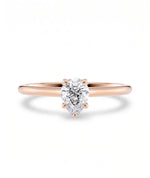 Diamantring dråpe rosegull 0,50 ct lab diamant, vist liggende forfra, designet av Hartwell.