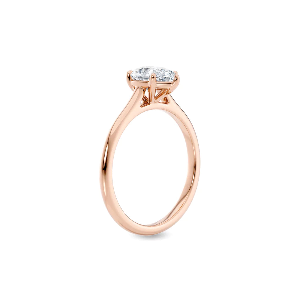Diamantring dråpe rosegull 1 ct lab diamant, vist stående fra siden, designet av Hartwell.
