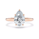 Diamantring dråpe roségull 2 ct dråpeformet lab diamant, vist liggende forfra, designet av Hartwell. 
