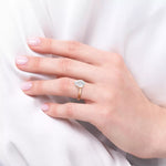 Diamantring dråpe roségull 2 ct lab diamant, vist på fingeren til en modell, designet av Hartwell.