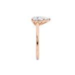 Diamantring dråpe roségull 2 ct lab diamant, fokus på ringskinnen sett rett forfra, designet av Hartwell.