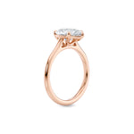 Diamantring dråpe rosegull 2 ct lab diamant, vist stående fra siden, designet av Hartwell.
