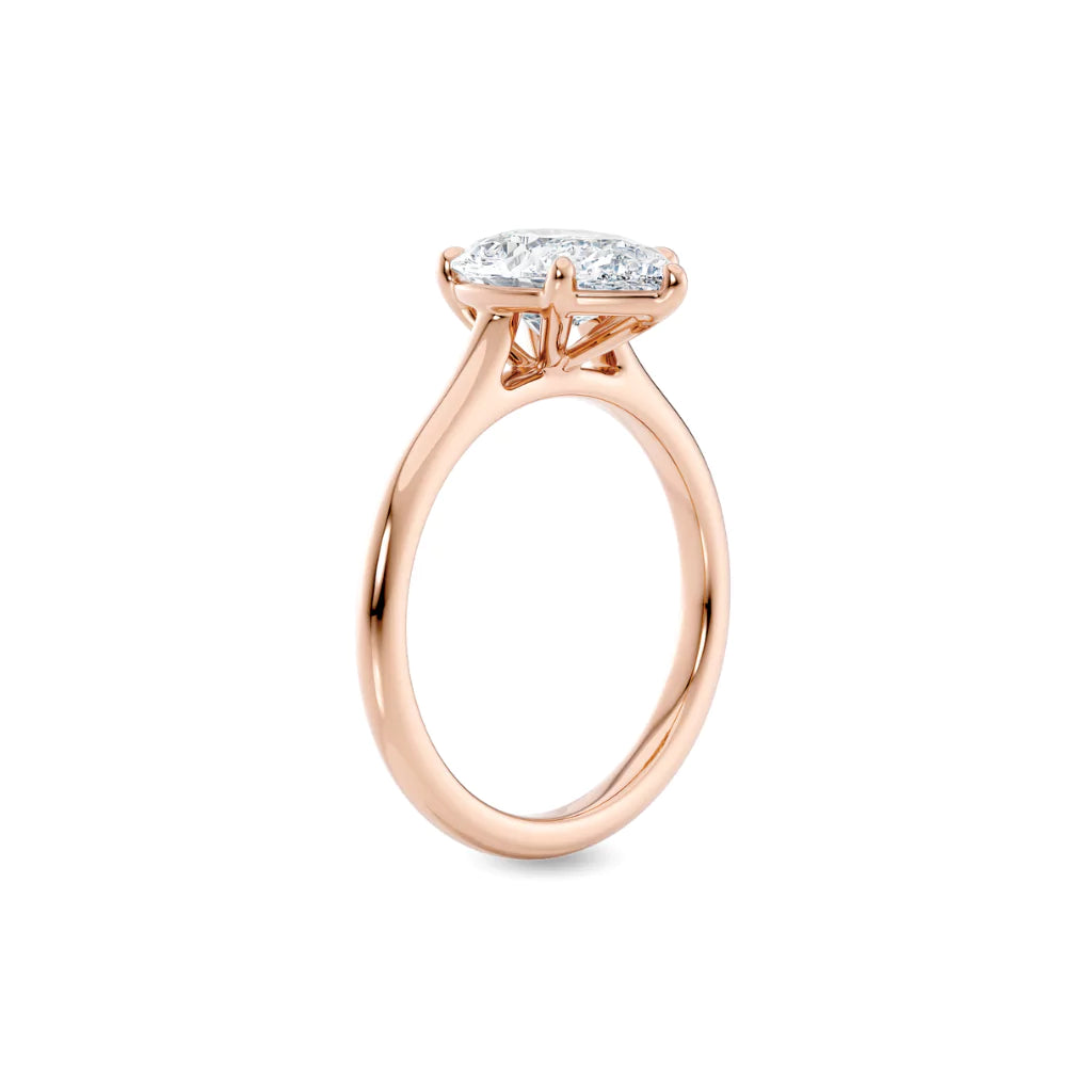 Diamantring dråpe rosegull 2 ct lab diamant, vist stående fra siden, designet av Hartwell.
