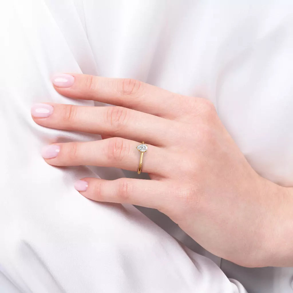 Diamantring dråpeformet lab diamant 0,50 ct i gult gull , vist på fingeren til en modell, designet av Hartwell.