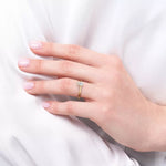 Diamantring dråpeformet lab diamant 0,50 ct i gult gull , vist på fingeren til en modell, designet av Hartwell.
