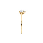 Diamantring dråpeformet lab diamant 0,50 ct, gult gull, fokus på ringskinnen sett rett forfra, designet av Hartwell.
