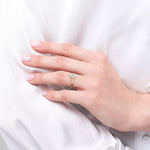 Diamantring dråpeformet lab diamant 1,00 ct i gult gull , vist på fingeren til en modell, designet av Hartwell.