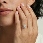 1 carat emerald cut diamantring i rosegull med lab diamant vist på modell i naturlig lys