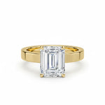 Diamantring emerald cut 2,00 ct cigar band 3 mm i gult gull – Hartwell