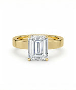 Diamantring emerald cut 2,00 ct cigar band 3 mm i gult gull – Hartwell