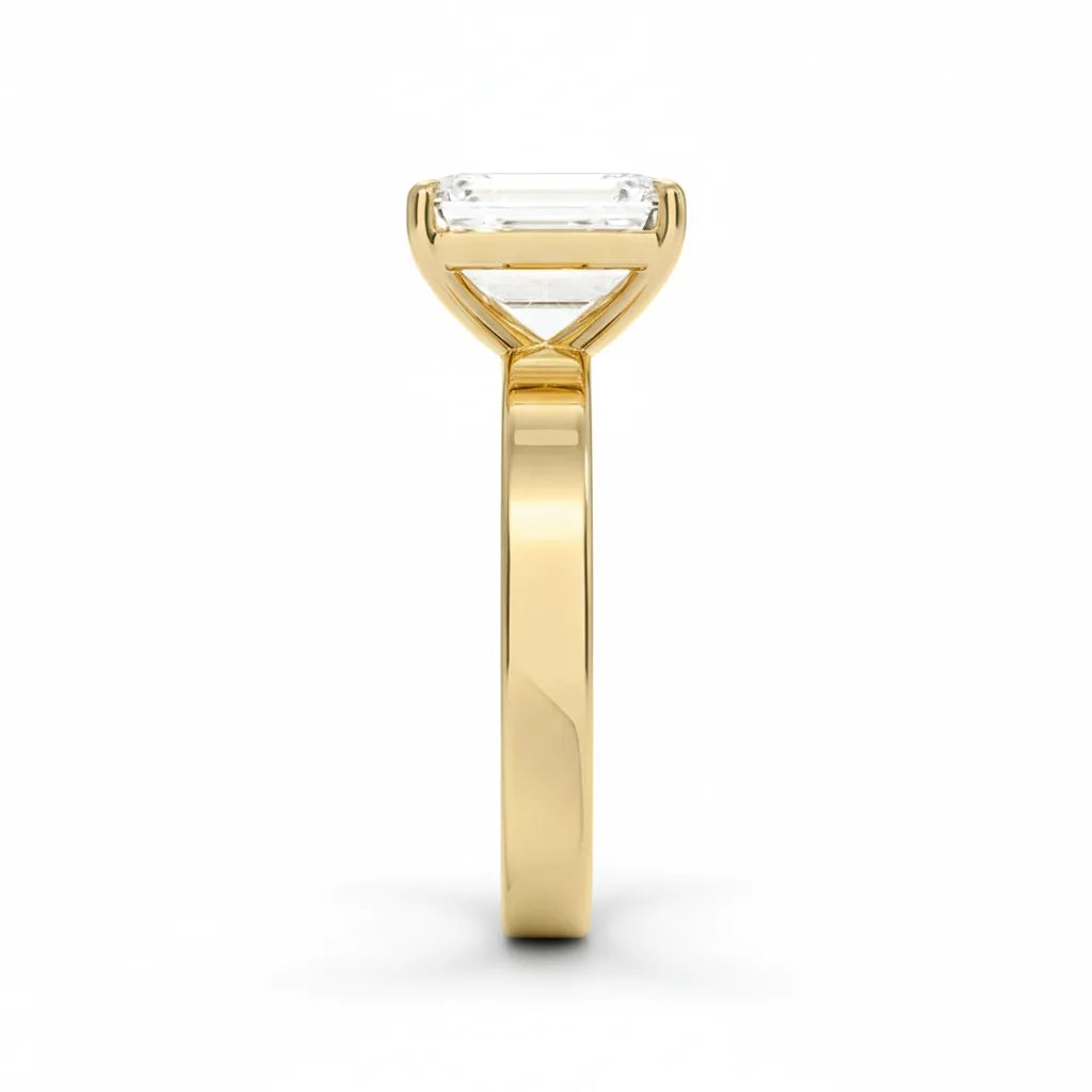 Diamantring emerald cut 2,00 ct med 3 mm cigar band i gult gull sett rett forfra
