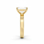 Diamantring emerald cut 2,00 ct med 3 mm cigar band i gult gull sett rett forfra