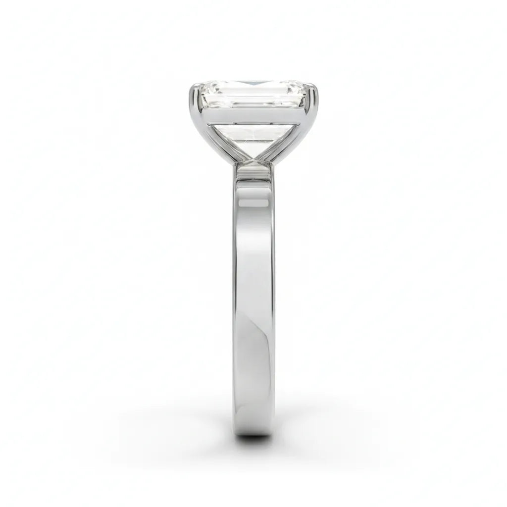 Diamantring emerald cut 2,00 ct med 3 mm cigar band i hvitt gull rett forfra