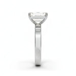 Diamantring emerald cut 2,00 ct med 3 mm cigar band i hvitt gull rett forfra