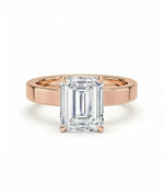 Front av diamantring 2,00 ct emerald cut cigar band 3 mm i rosegull