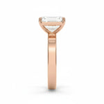 Diamantring emerald cut 2,00 ct med 3 mm cigar band i rosegull sett rett forfra