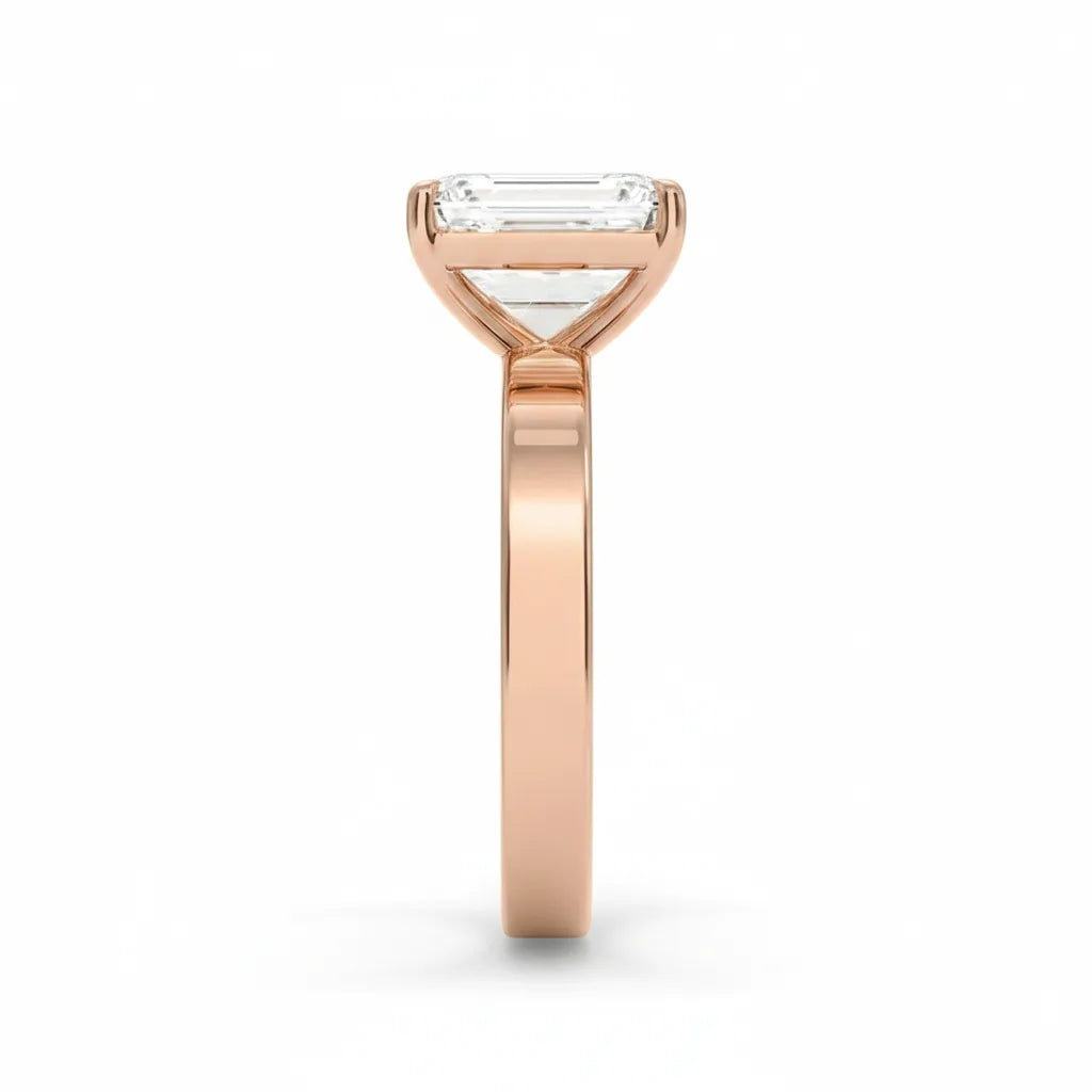 Diamantring emerald cut 2,00 ct med 3 mm cigar band i rosegull sett rett forfra