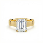 Diamantring emerald cut 2,00 ct i 4 mm cigar band gult gull – Hartwell
